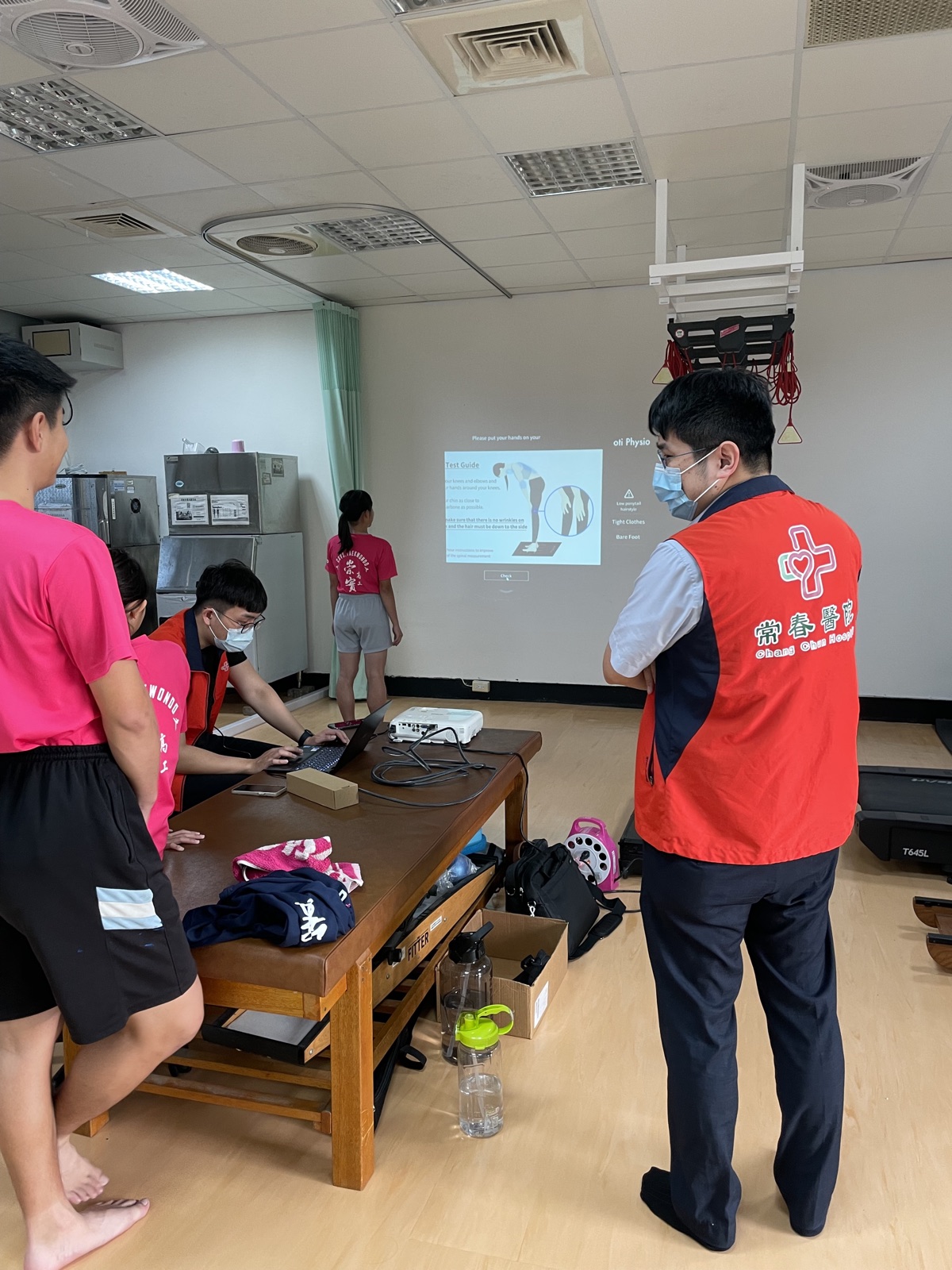 常春醫院團隊在校園體育班，為學生選手進行 3D 體態分析掃描